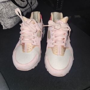 Nike Air Huaraches Women's Pink Sneakers